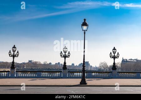 París, el puente Alexandre III sobre el Sena, con la Torre Eiffel en el fondo Foto de stock