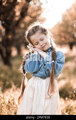 Sonriente rubia niña de 4-5 años de edad con ropa de moda informal