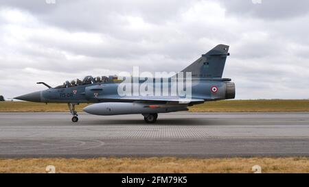 Evreux Air Base France 14 DE JULIO de 2019 Dassault Mirage 2000b, la variante de entrenador de conversión operacional de dos asientos, de la Fuerza Aérea Francesa que está en rodaje en la pista. Espacio de copia Foto de stock