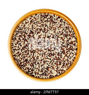 vista superior de la mezcla de semillas de quinua en cerámica redonda recorte del recipiente sobre fondo blanco Foto de stock