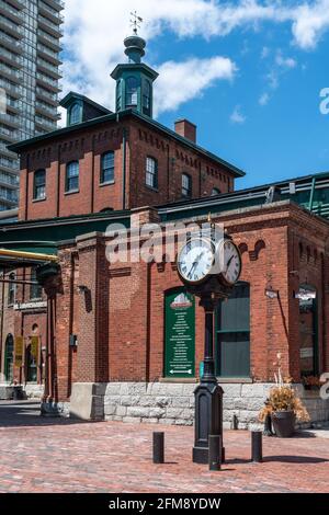El distrito de las destilerías, uno de los lugares turísticos más famosos de la ciudad vieja de Toronto, Canadá. En estos días el famoso lugar está vacío d Foto de stock