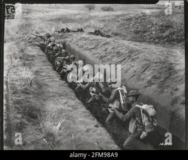 La División de Infantería de 93rd reactivada El 15 de mayo de 1942 fue la  primera división afroamericana que se formó durante la Segunda Guerra  Mundial Soldados estadounidenses negros Fotografía de stock - Alamy