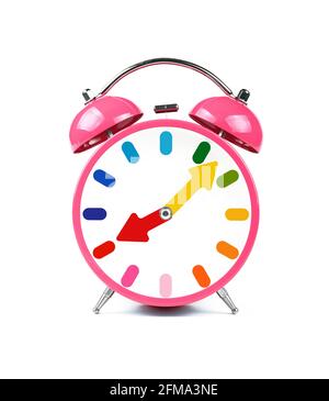 Primer plano Un reloj despertador rosa retro con dos campanas metálicas aisladas sobre fondo blanco, vista frontal de ángulo bajo