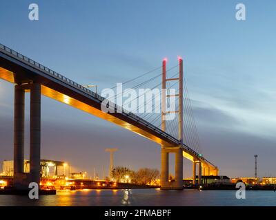 Puente de Ruegen, Stralsund al atardecer, Mecklemburgo-Pomerania Occidental, Alemania Foto de stock