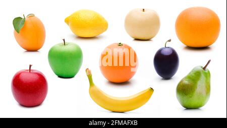 Diferentes frutas sobre fondo blanco Foto de stock