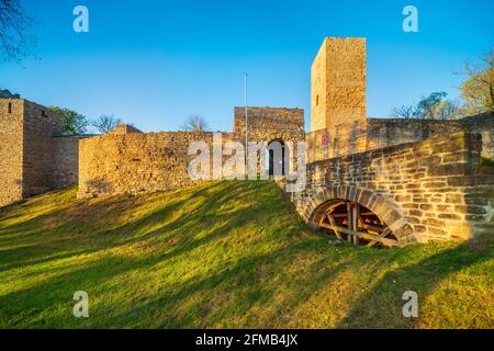 Alemania, Sajonia-Anhalt, Eckartsberga, Eckartsburg ruinas del castillo en la luz de la noche Foto de stock