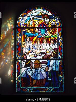 Coro ventana de la iglesia en Trehorenteuc, los caballeros de la mesa redonda del rey Arturo, en el legendario bosque de Paimpont Foto de stock