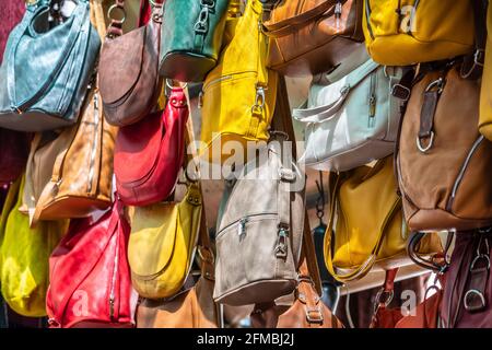 La mujer accesorios de moda, diversos elementos de estilo cuchara ganchillo  bolsos, mochilas sacos de lana artesanal Wayuu, Colombia - calle del  mercado Fotografía de stock - Alamy