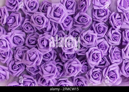 Rosas lilas o lilas artificiales, rosas de foamiran. Fondo de flores lilas  o púrpura. Flores falsas. Foco suave Fotografía de stock - Alamy