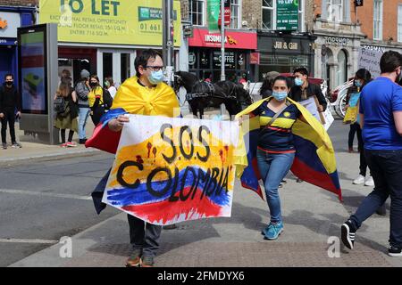 Manifestantes en la calle Grafton de Dublín. Protestar por el manejo de los asuntos por parte de los gobiernos colombianos en casa.