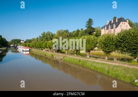 Las barcazas amarrados en el Canal du Nivernais y Chatillon-en-Bazois castillo, un monumento histórico nacional (58), Nièvre, Borgoña, Francia Foto de stock