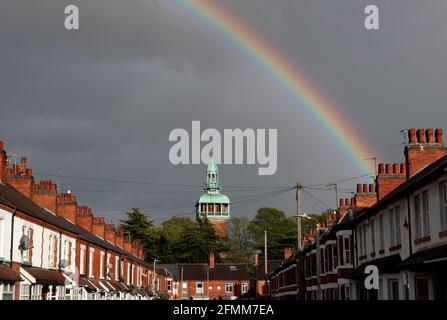 Loughborough, Leicestershire, Reino Unido. 10th de mayo de 2021. El tiempo en el Reino Unido. Un arco iris se forma sobre el Carillon después de la lluvia. Credit Darren Staples/Alamy Live News. Foto de stock