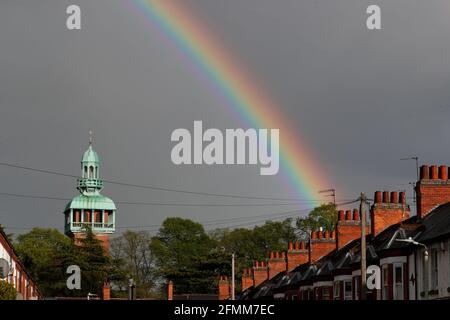 Loughborough, Leicestershire, Reino Unido. 10th de mayo de 2021. El tiempo en el Reino Unido. Un arco iris se forma sobre el Carillon después de la lluvia. Credit Darren Staples/Alamy Live News. Foto de stock