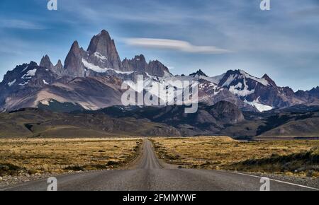 Camino hacia El Chaltén con famosos cerros Fitz Roy y el Cerro Torre, Patagonia, Argentina