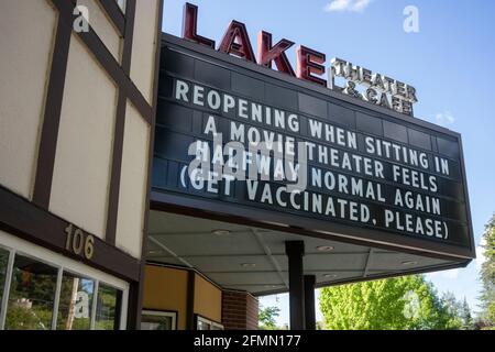 La entrada al teatro lago cerrado, un cine local en el lago Oswego, visto el domingo, 2 de mayo de 2021, durante una primavera pandémica como teatros ...