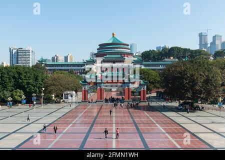 1 de marzo de 2021 - Chongqing - China: Vista de un día del Gran Salón del Pueblo y la Plaza del Pueblo