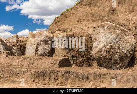 Excavaciones Lugar de placas de lápidas de granito en el antiguo túmulo de entierro En Novooleksanrivka pueblo en Ucrania de alrededor de 1200s aC