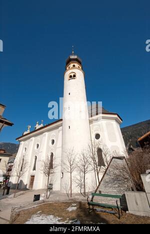 Iglesia parroquial de San Miguel con campanario cilíndrico en San Candido (Innichen), Valle de Pusteria, Trentino-Alto Adige, Italia Foto de stock
