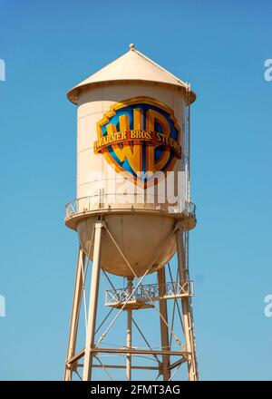 Los Ángeles, California, EE.UU. - Marzo de 2009: Logotipo de la compañía en la torre de agua en los estudios Warner Brothers en Burbank.