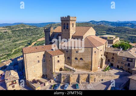 La ciudad española Ujue (Uxue en euskera) y su iglesia fortificada del siglo 12th en Navarra, España Foto de stock