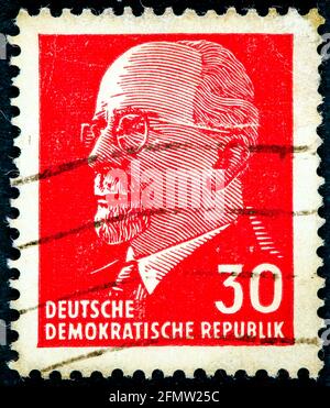 GDR - ALREDEDOR de 1961: Sello postal impreso en República Democrática Alemana - Alemania Oriental muestra al presidente Walter Ulbricht (político comunista, primer secretario Foto de stock