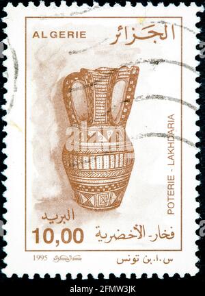 ARGELIA - ALREDEDOR de 1995: Un sello impreso en Argelia de la 'Cerámica Tradicional' muestra a Pitcher de Lakhdaria, alrededor de 1995. Foto de stock