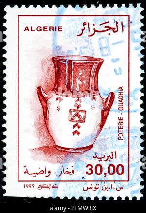 ARGELIA - ALREDEDOR de 1995: Un sello impreso en Argelia de la 'Cerámica Tradicional' muestra Jar de Ouadhia, alrededor de 1995. Foto de stock