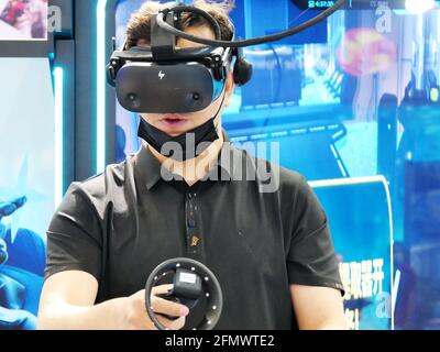 12 de mayo de 2021, Guangzhou, Guangzhou, China: El 11 de mayo de 2021, Guangzhou, Guangdong, la exposición y el foro de la cumbre de VR&AR de Asia 2021 se inaugurarán en las salas 3,2 y 4,2, Área A, China Import and Export Fair Complex en Guangzhou. En la expo, 200 expositores de marca compitieron en el mismo escenario para mostrar a los huéspedes la tecnología y la pantalla de productos más innovadores y vanguardistas de la industria ''VR/AR/MR/XR'', lo que llevó al público a abrir la puerta al nuevo mundo ''VISION''' en el futuro, Adéntrese en el mundo virtual y experimente mucha emoción. En el ''Decimocuarto Plan Quinquenal'', virtual real Foto de stock
