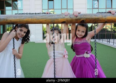 niños niñas) con ropa de baile en el patio de juegos Fotografía -