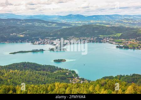 Vista aérea del lago Worthersee en Austria, viaje de verano DES Foto de stock