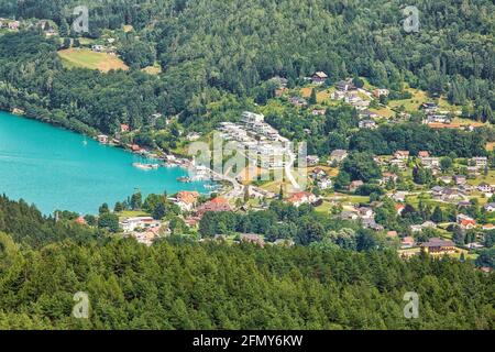 Vista aérea a los alrededores del lago de Worthersee en Austria, summe Foto de stock