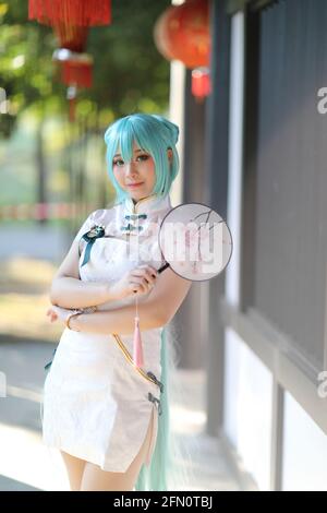 Japón anime cosplay retrato de una chica con vestido chino traje en el  jardín chino Fotografía de stock - Alamy