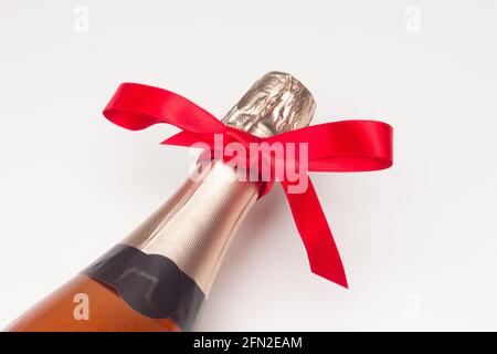 Botella Campagne con cinta roja de regalo sobre fondo blanco. Elegante  botella con lazo para regalo Fotografía de stock - Alamy