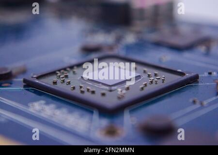 Procesadores de tarjetas gráficas. Vista macro de una placa de circuito electrónico futurista con microchips y procesadores. Tecnología Concepto de fondo. Selectivo Foto de stock