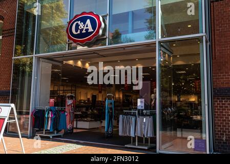 Venta de signo en C&A tienda de ropa, París, Fotografía de stock - Alamy