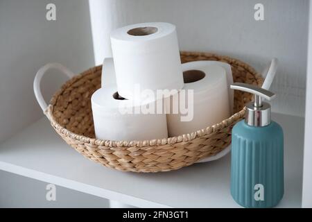 Papel higiénico en una cesta de Foto de stock 2347794447