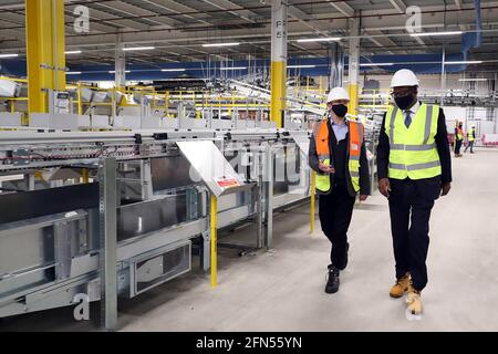 SÓLO PARA USO EDITORIAL? (De izquierda a derecha) John Boumphrey, director  de país de Amazon en el Reino Unido, muestra a Kwasi Kwarteng, secretario  DE BEIS, en torno al nuevo centro logístico