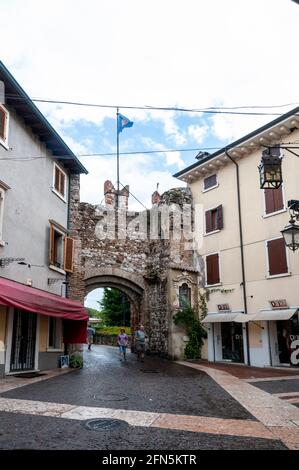 Una de las puertas principales del castillo en Lazie, una ciudad medieval amurallada con sus murallas que datan de 1370. Lazie es también un pequeño puerto pesquero situado en el e Foto de stock