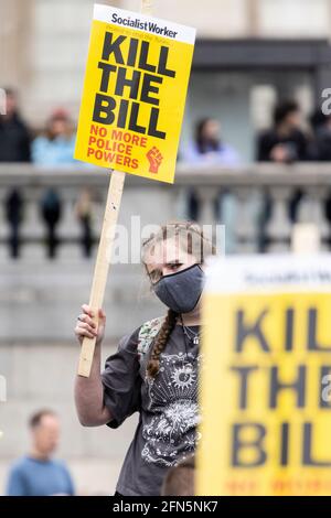 Una mujer protestesa con letrero en 'Kill the Bill' protesta contra el nuevo proyecto de ley policial, Londres, 1 de mayo de 2021 Foto de stock