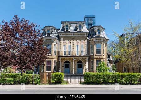 La arquitectura colonial de una casa situada en la calle Beverley. El lugar es un patrimonio urbano de la ciudad de Toronto en Canadá Foto de stock