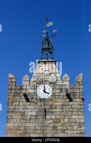 Detalle de la campana y las paletas de agua en la parte superior de la Torre del Reloj / Torre do Relógio, anteriormente la torre principal del castillo, Caminha, Minho Provincia, Portugal Foto de stock