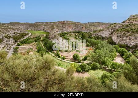 Verde meandro con paisaje de campos cultivados en Jorquera, región de La Manchuela, España Foto de stock