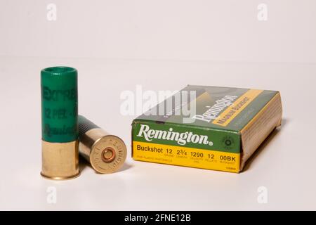 Remington escopeta calibre 12 cajas de Shell, Walmart Descuento Department  Store, EE.UU Fotografía de stock - Alamy