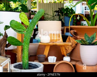 Tulipanes artificiales en macetas de porcelana blanca con tetera diseño y  Pink Ribbon sobre fondo de madera Fotografía de stock - Alamy