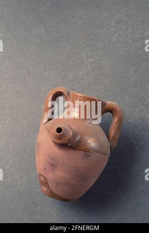 Botijo de barro típico español, jarra de agua con pico y asa Fotografía de  stock - Alamy