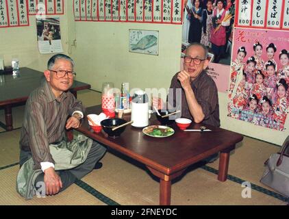 Dos hombres en un restaurante de mariscos en Nara, Okinawa. [traducción  automática] Fotografía de stock - Alamy