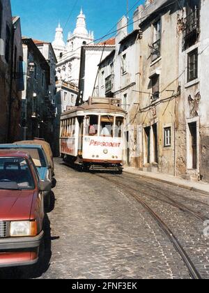 Un tranvía recorre el casco antiguo de Lisboa, en el distrito más antiguo, Alfama. [traducción automática] Foto de stock
