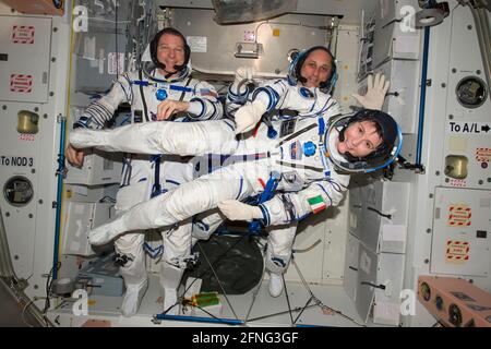 A BORDO DE LA ESTACIÓN ESPACIAL INTERNACIONAL - 06 DE MAYO DE 2015 - El astronauta de la NASA Terry Virts (izquierda) Comandante de la Expedición 43 La Estación Espacial Internacional Foto de stock