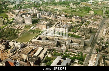 Berlin-City / Government District / 5 / 1991 La compañía fiduciaria de Wilhelmstrasse, construida como Reichs-Luftfahrtministerium, hoy Bundes-Finanzministerium, a medio derecho del Bundesrat no reconstruido todavía en Leipziger Strasse. En el centro de la Cámara de Representantes de Berlín, antiguo parlamento prusiano, a la izquierda del edificio Gropius y el recinto de la Gestapo, justo encima de Potsdamer Platz todavía completamente sin desarrollar // Fotografías aéreas / Distritos / Mitte / Kreuzberg / Vistas de la historia *** Título local *** [traducción automática]
