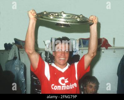FC Bayern München Campeón Alemán 1987 Lothar Matthäus (FCB) presenta el trofeo del campeonato 17.06.1987. [traducción automática] Foto de stock